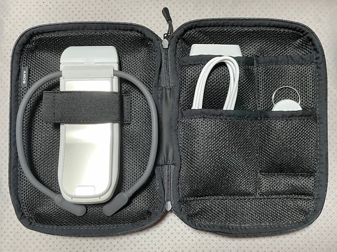 購入したREON POCKET PRO本体と付属品を専用ケースに収納した様子